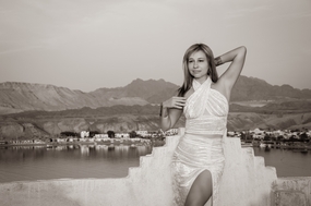 单色调河边时尚美女性感写真图片